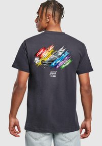 Sort bomulds T-shirt med grafik af farverige racerbiler og teksten "FF" på ryggen. Korte ærmer og rund halsudskæring.