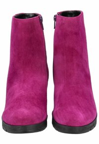 Botines de ante fucsia con un diseño elegante, que cuentan con una suela de goma negra y cremallera lateral para facilitar el uso. Textura suave y punta redondeada.