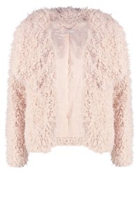 Faux fur kort jacka i ljusrosa, med en fluffig textur, öppen framsida och mjukt foder. Inga knäppningar eller stängningar synliga.