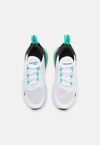 Vita nät sneakers i vitt med svarta detaljer, turkosa snören och genomskinlig grön sula. Har en gul och rosa logotyp på tungan.