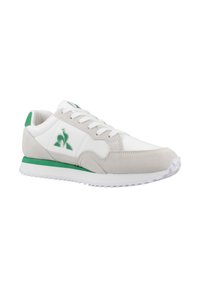Sneaker bianca con punta in suede grigia, dettagli verdi sul tallone e sulla suola, e logo verde sul lato. Lacci piatti e suola testurizzata.