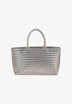 Zilverkleurige geweven draagtas met een rechthoekige vorm, voorzien van twee geweven handvatten en een gestructureerd zigzagpatroon aan de buitenzijde.