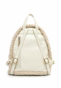 Sac à dos en simili cuir blanc avec bordure en faux fourrure beige, bretelles ajustables et poche zippée sur le côté. Présente des accents en métal doré.