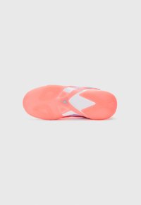 Skosålen har en livlig rosa-oransje gummi med teksturerte gripe-mønstre, en hvit mellomsåle og en liten logoakkent.