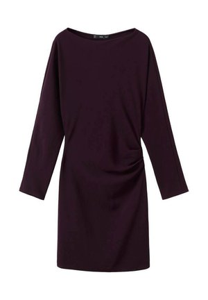 Fioletowa sukienka z długim rękawem, z dekoltem typu łódka i marszczeniem z boku, wykonana z gładkiego, elastycznego materiału.