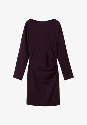 Vestido morado de manga larga con escote de barco y detalle fruncido en el lateral, hecho de una tela suave y elástica.