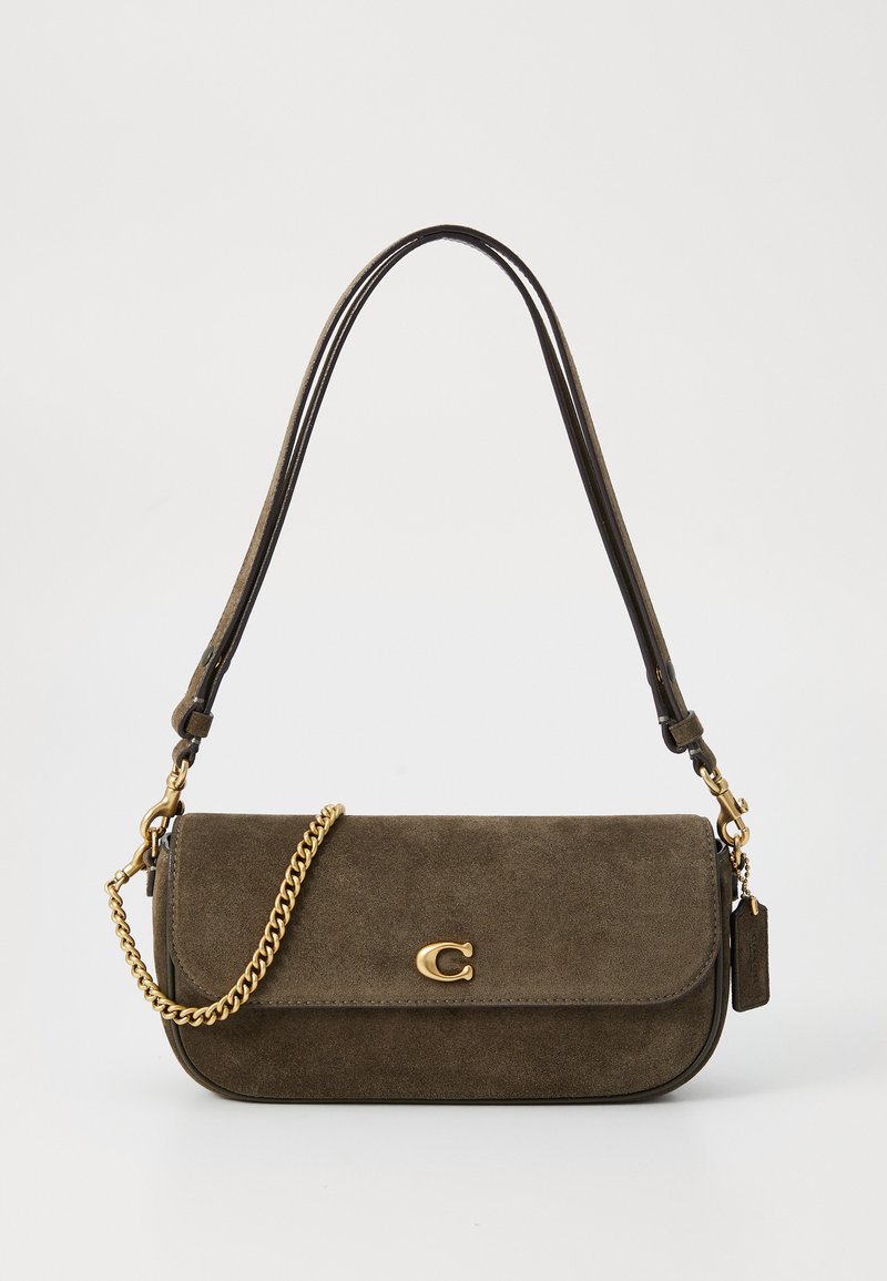 Suede håndveske i olivengrønn med gullkjede og lærreim til skulderen. Har klaffelukking og liten merkeakkent på forsiden.