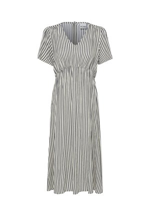 Vestido midi blanco con rayas verticales negras, mangas cortas, escote en V y detalle de cintura fruncida.