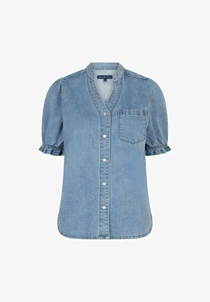 Lichtblauwe denim blouse met korte mouwen, opgepofte mouwen, gerimpelde manchetten, drukknoopsluiting aan de voorkant, V-hals en een borstzak met opgestikte patch.