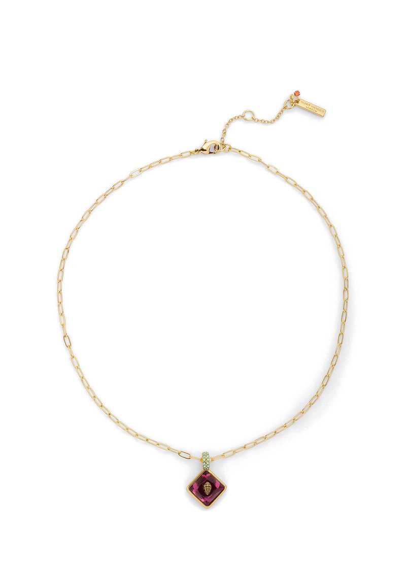 Collana in oro con maglie allungate, dotata di un pendente a forma di diamante in viola e verde con un charm decorativo sul gancio.