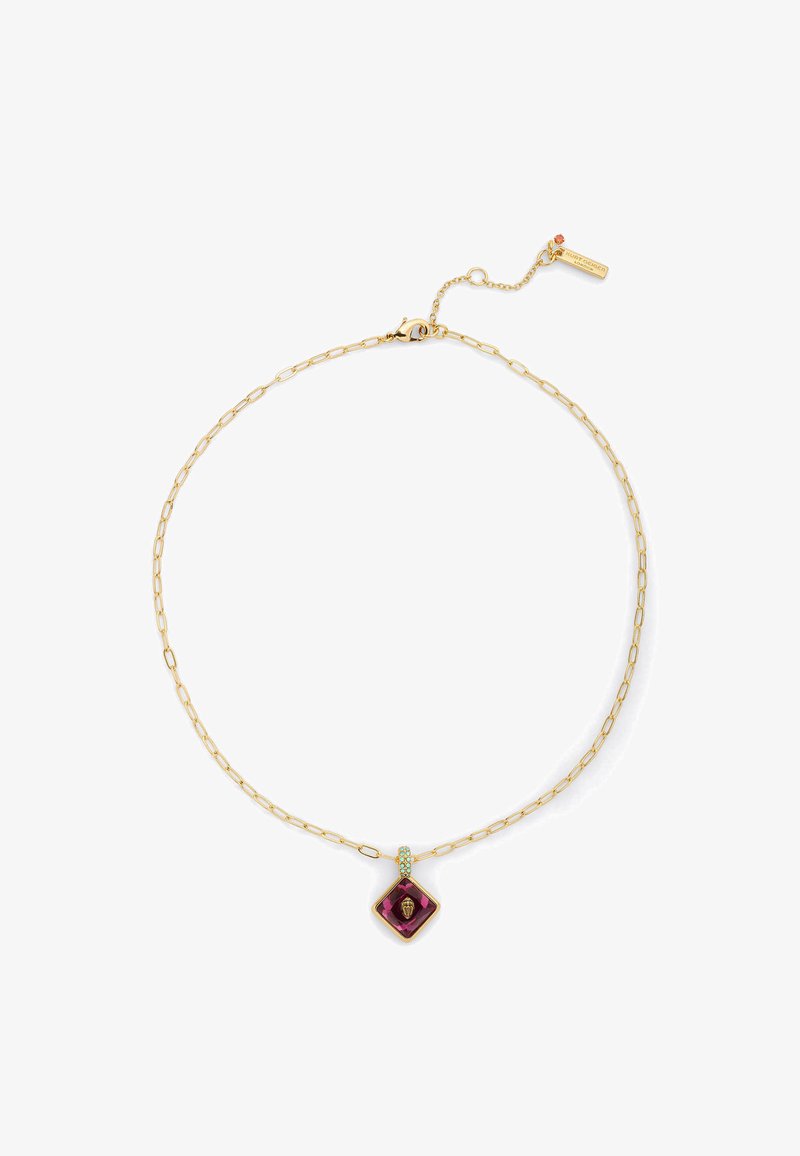 Gouden ketting met verlengde schakels, met een diamantvormige hanger in paars en groen, met een decoratieve charme aan de sluiting.