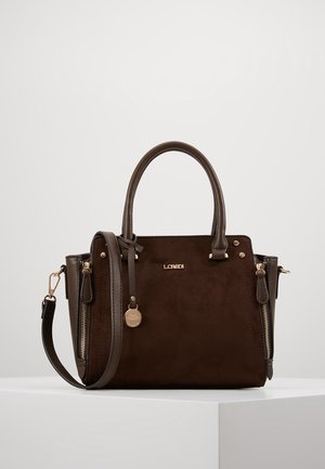 Sac à main en cuir marron foncé avec double poignée, bandoulière amovible, logo de la marque à l'avant, poches latérales zippées et un charm rond doré.