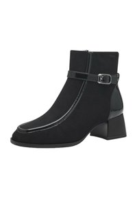 Bottines noires en daim avec des accents en cuir verni brillant, un bout arrondi et un talon moyen bloc avec une sangle ajustable.