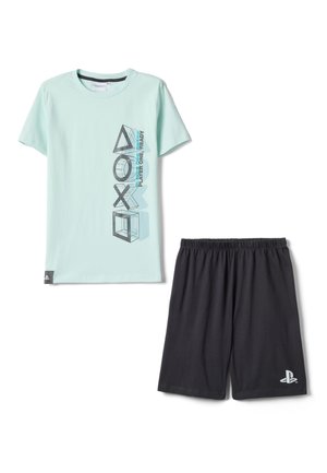 Hellblaues kurzärmeliges Hemd mit PlayStation-Symbolen und dem Text "Player One Ready", kombiniert mit schwarzen Shorts mit PlayStation-Logo.