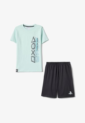 Chemise bleu clair à manches courtes avec symboles PlayStation et texte "Joueur Un Prêt", associée à un short noir avec logo PlayStation.