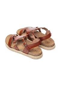 Bruine leren sandalen met meerdere banden, een gestructureerde voetbed en een geweven kurken zool, met een metalen sluiting als detail.