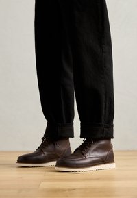 Δεν επιλέχθηκε, dark brown