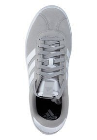 Graue Wildleder-Sneaker mit weißen Streifen. Verfügt über eine runde Spitze, Schnürdesign und eine schwarze Innensohle mit dem Adidas-Logo.