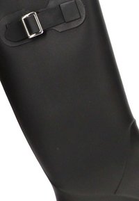 Bota de goma negra con un diseño elegante, correa para el tobillo con detalle de hebilla y una textura suave y mate. Adecuada para condiciones húmedas.
