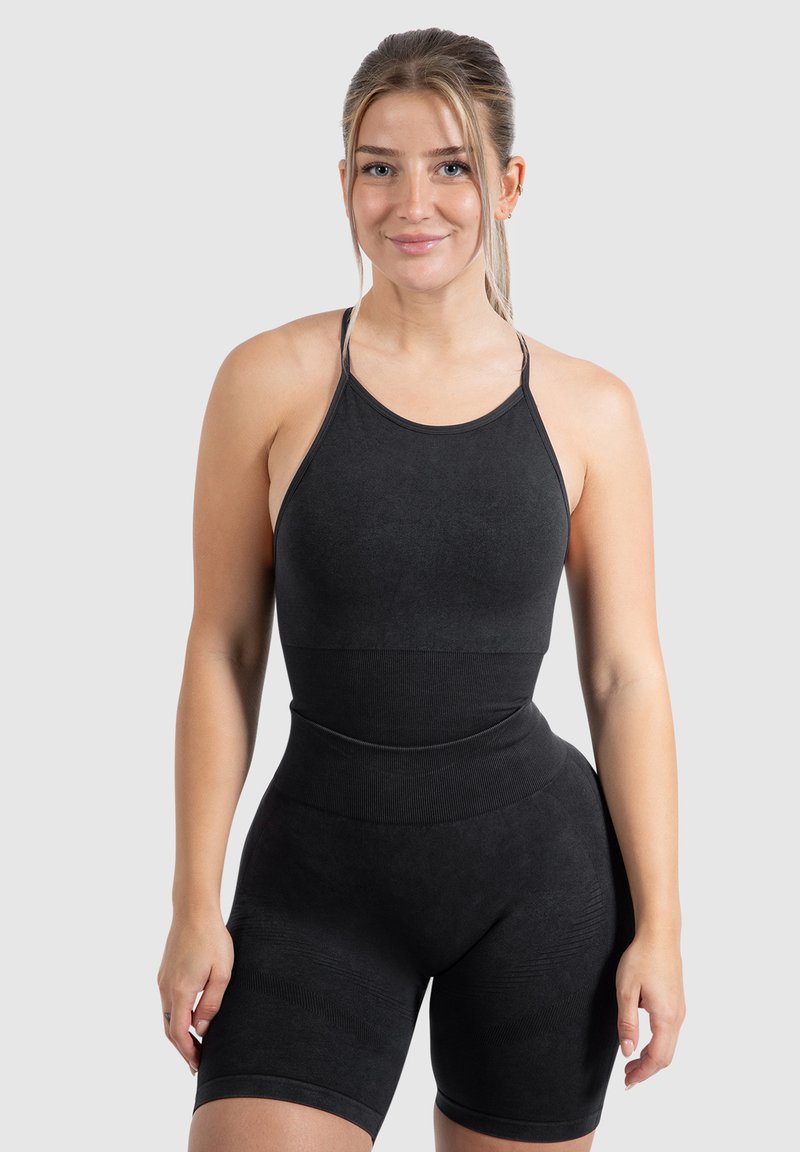 Mono de deporte negro con un diseño ajustado, tirantes finos ajustables y tela texturizada con un acabado sin costuras.