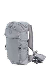 Hellgrauer Rucksack mit strukturiertem Stoff, verstellbaren Trägern, vorderer Reißverschlusstasche, Netzdetails und elastischem Band zur Sicherung von Gegenständen.