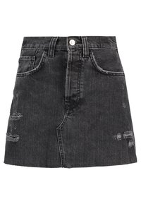 Jupe en denim noir avec des détails déchirés. Présente une taille haute, cinq poches et une fermeture à glissière avec bouton. Longueur mi-cuisse.