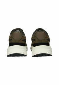 Zapatillas de ante marrón con un empeine de tela texturizada, que presentan una puntera redondeada, una mediasuela blanca y una suela de goma negra. El talón trasero tiene acentos de marca.