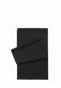 Zwarte sjaal gemaakt van zachte stof, met een gladde textuur, rechte randen met subtiele franjes en een discreet logo detail.
