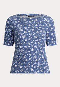 Blå floral t-skjorte laget av myk bomull, med korte ermer, rund hals og hvite blomster mønstre spredt over stoffet.