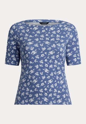 Tricou albastru cu flori, fabricat din bumbac moale, cu mâneci scurte, guler rotund și modele florale albe împrăștiate pe material.