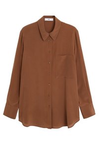 Chemise marron à manches longues en tissu lisse, dotée d'un col classique, d'une fermeture à boutons sur le devant et d'une poche poitrine unique.