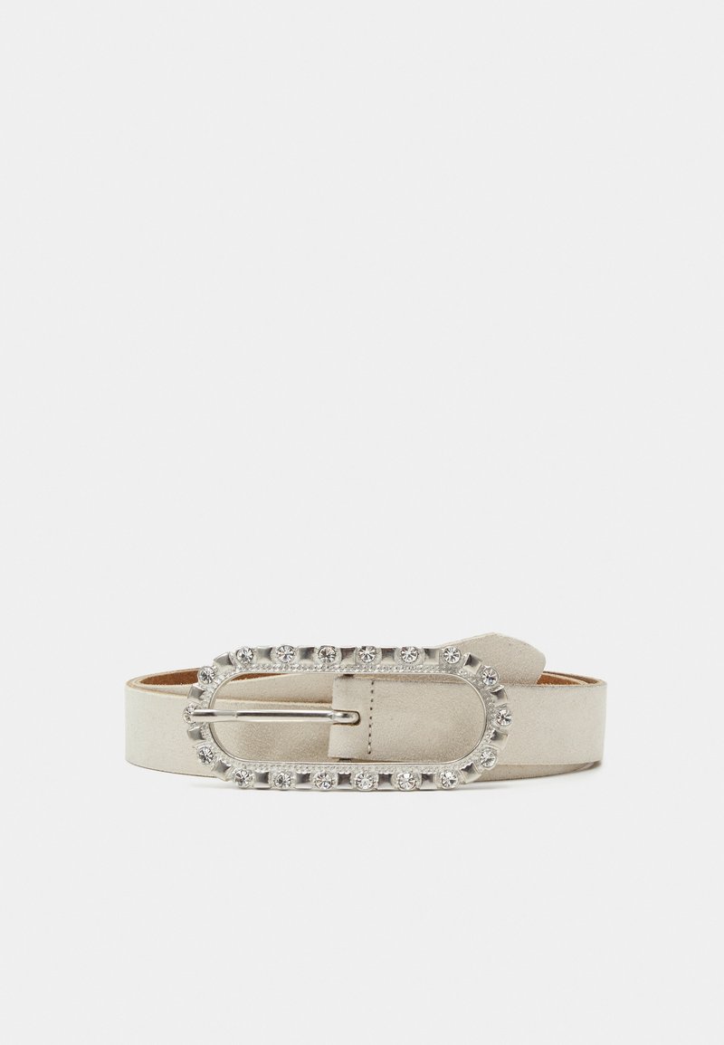 Ceinture en suedé beige avec un design large et une boucle ovale décorative en argent ornée de strass sur les bords.