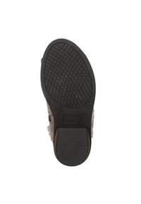 Onderkant van een schoen met een gestructureerde zwart rubberen zool, voorzien van een ruitpatroon en een lichtgewicht, lichtgekleurde bovenmaterie.