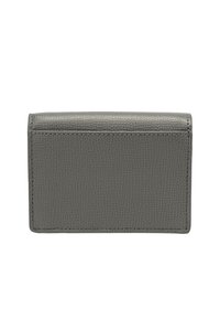 Siv usnjen denarnica z teksturo in všitimi robovi, prikazana od zaprte zadnje strani na belem ozadju.