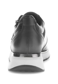 Zwarte leren sneaker met een gladde afwerking, voorzien van een gewatteerde kraag, een witte tussenzool en een gestructureerde rubberen buitenzool.