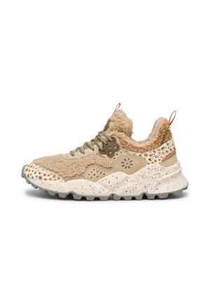 Sneaker beige e crema in tessuto di pile strutturato, dettagli con stampa leopardata, lacci verdi e suola spessa maculata.