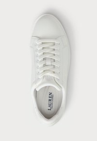 Bijela kožna tenisica s zaobljenim nosom, ravnim vezicama i ugraviranim logotipom. Glatka tekstura i čist dizajn. Ima mekanu unutrašnjost.