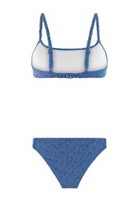 Blauwe tweedelige bikini met bloemrijk textuurstof, verstelbare schouderbandjes en een sluiting aan de achterkant op een witte achtergrond.