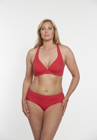 Červený bikinový set s trojúhelníkovým topem s hlubokým výstřihem a silnými ramínky, doplněný vysokoklasými bikinovými spodními díly. Hladká textura.