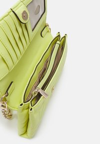 Guess ASSIA CROSSBODY FLAP ORGANIZER - Skuldertasker - chartreuse