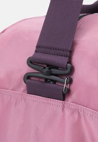 Peak Performance DETOUR II 35L UNISEX - Treningsbag - bitter root/mystic purple