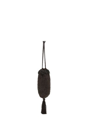 Bolsa negra tejida con cordón, con un fleco en la parte inferior y un asa en lazo trenzado para colgar o llevar.