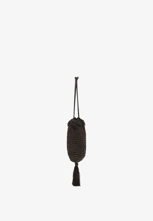 Sacchetto nero intrecciato con coulisse, nappina sul fondo e manico ad anello intrecciato per appendere o trasportare.