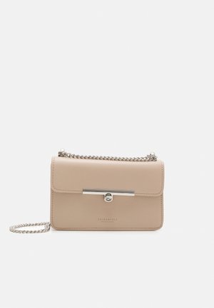 Beige nahkainen olkalaukku, jossa hopeinen ketjuhihna, metallinen lukko ja minimalistinen muotoilu yksinkertaisella taustalla.
