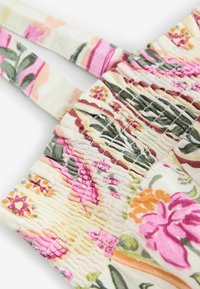 Blumenmusterstoff in Rosa-, Orange- und Grüntönen. Verfügt über Raffung und dünne Träger. Weiche Textur mit leichtem Erscheinungsbild.