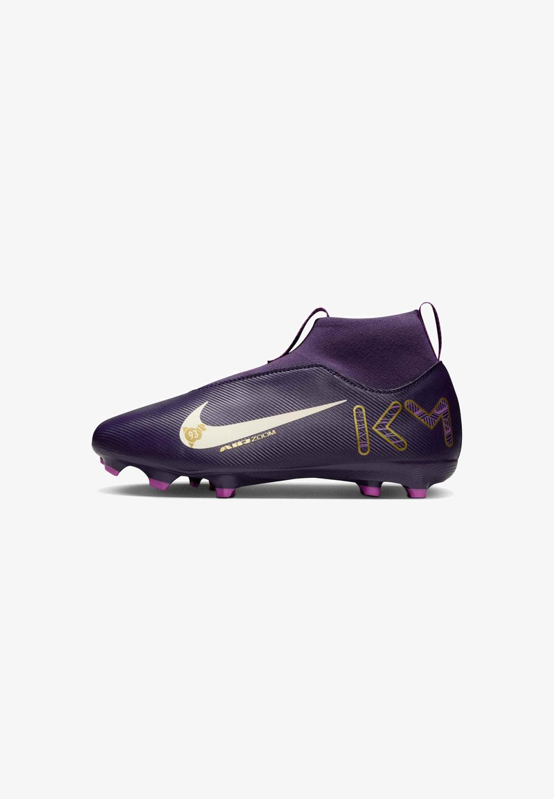 Scarpa da calcio Nike con tomaia sintetica viola, superficie testurizzata, marchio oro e tacchetti rosa. Design con apertura alla caviglia incluso.