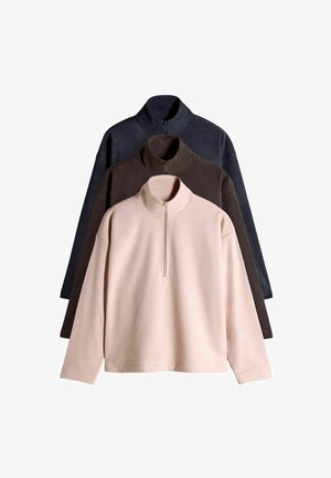 Drei Fleece-Pullover in Hellrosa, Dunkelbraun und Marineblau. Jeder hat einen hohen Kragen und einen Frontreißverschluss, gefertigt aus einem weichen, strukturierten Material.