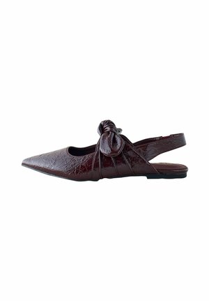 Burgundy slingback litteet kengät, joissa on terävä kärki, teksturoitu patentoitu pinta ja solmittu yksityiskohta sivussa. Littee pohja ja avonainen takaosa.