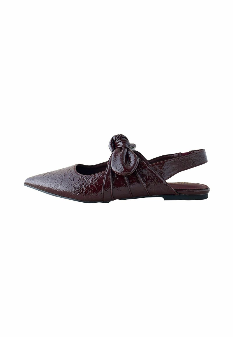 Bordeaux slingback-lägenheter med spetsig tå, texturerad lackfinish och en knuten detalj på sidan. Platt sula och öppen baksidesdesign.