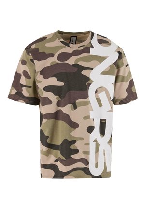 Sotuu joka t-paidassa vaaleanruskeissa, vihreissä ja ruskeissa sävyissä, jossa on suuri valkoinen graafinen teksti yhdellä sivulla. T-paita on valmistettu puuvillakankaasta ja siinä on tavallinen malli.